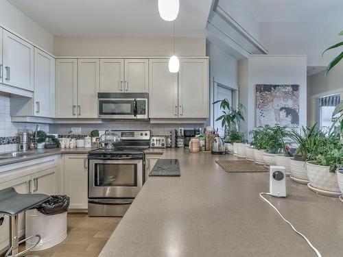 418-6310 Mcrobb Ave, Nanaimo, BC - Indoor Photo Showing Kitchen