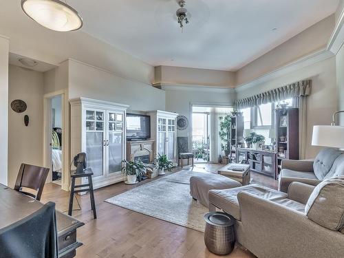 418-6310 Mcrobb Ave, Nanaimo, BC - Indoor Photo Showing Living Room