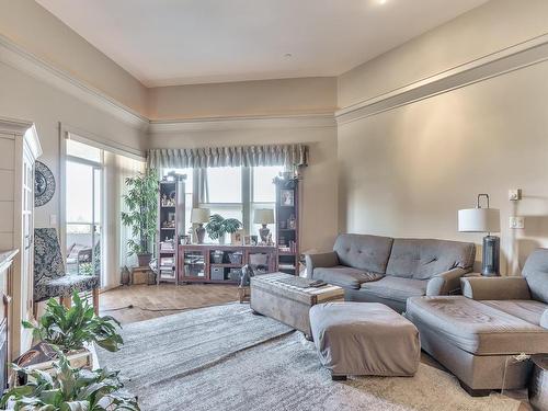 418-6310 Mcrobb Ave, Nanaimo, BC - Indoor Photo Showing Living Room