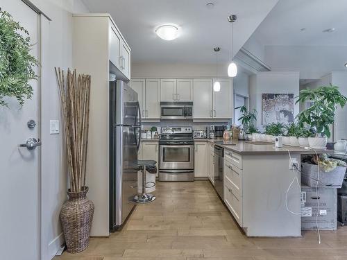 418-6310 Mcrobb Ave, Nanaimo, BC - Indoor Photo Showing Kitchen With Upgraded Kitchen