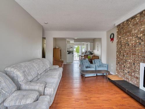 1110-1112 Beaufort Dr, Nanaimo, BC - Indoor Photo Showing Living Room With Fireplace