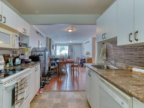 1110-1112 Beaufort Dr, Nanaimo, BC - Indoor Photo Showing Kitchen