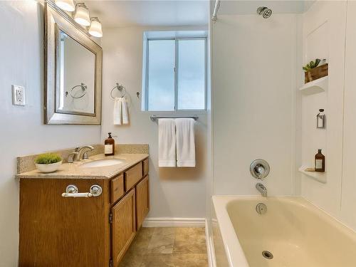 1110-1112 Beaufort Dr, Nanaimo, BC - Indoor Photo Showing Bathroom