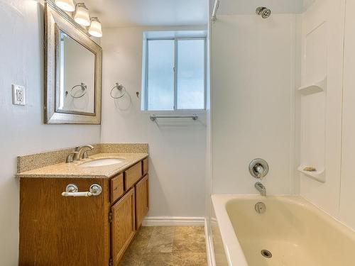 1110-1112 Beaufort Dr, Nanaimo, BC - Indoor Photo Showing Bathroom