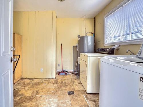 1110-1112 Beaufort Dr, Nanaimo, BC - Indoor Photo Showing Laundry Room