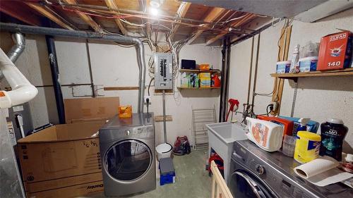 19 Huntsville Street, Hamilton, ON - Indoor Photo Showing Laundry Room