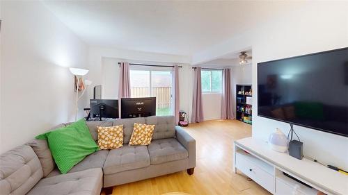 19 Huntsville Street, Hamilton, ON - Indoor Photo Showing Living Room