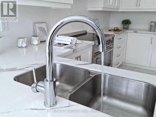 255 Touch Gold Crescent, Aurora (Bayview Southeast), ON - Indoor Photo Showing Kitchen With Double Sink