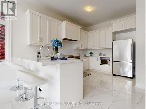 255 Touch Gold Crescent, Aurora (Bayview Southeast), ON - Indoor Photo Showing Kitchen