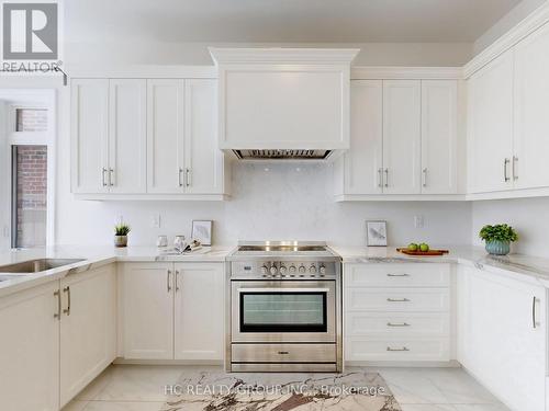 255 Touch Gold Crescent, Aurora (Bayview Southeast), ON - Indoor Photo Showing Kitchen