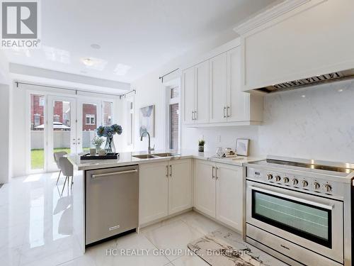 255 Touch Gold Crescent, Aurora (Bayview Southeast), ON - Indoor Photo Showing Kitchen With Double Sink