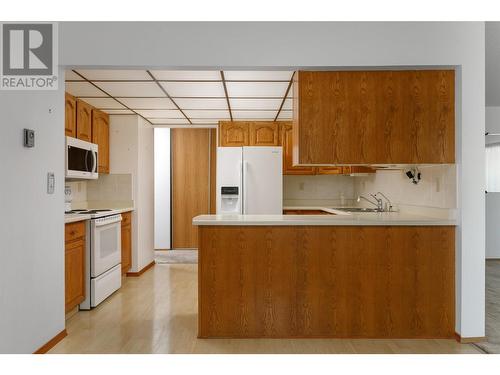 2110 Hoy Street Unit# 101, Kelowna, BC - Indoor Photo Showing Kitchen