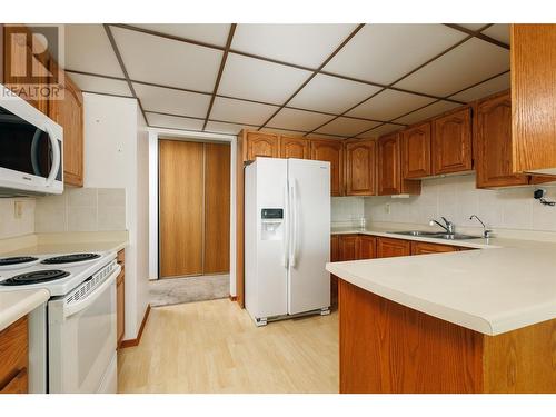 2110 Hoy Street Unit# 101, Kelowna, BC - Indoor Photo Showing Kitchen With Double Sink