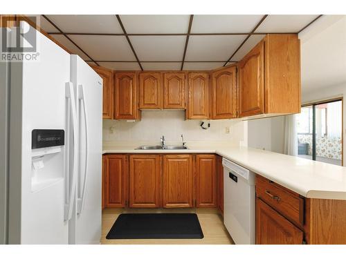 2110 Hoy Street Unit# 101, Kelowna, BC - Indoor Photo Showing Kitchen With Double Sink