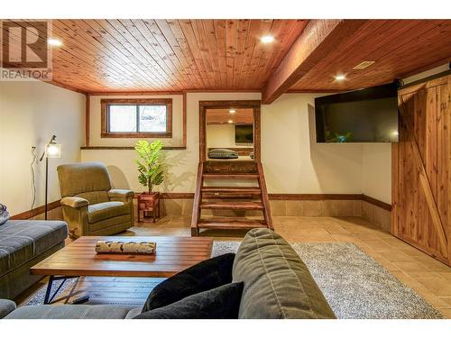 12474 Greystokes Road, Kelowna, BC - Indoor Photo Showing Living Room