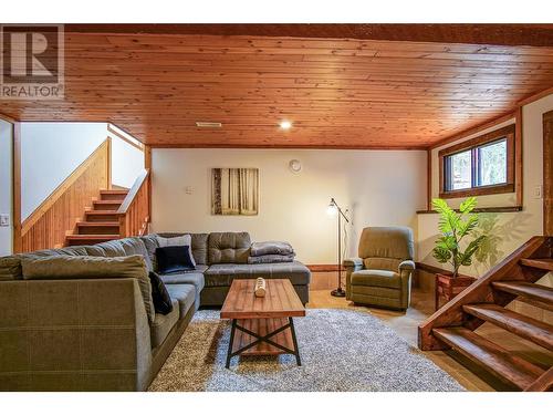 12474 Greystokes Road, Kelowna, BC - Indoor Photo Showing Living Room