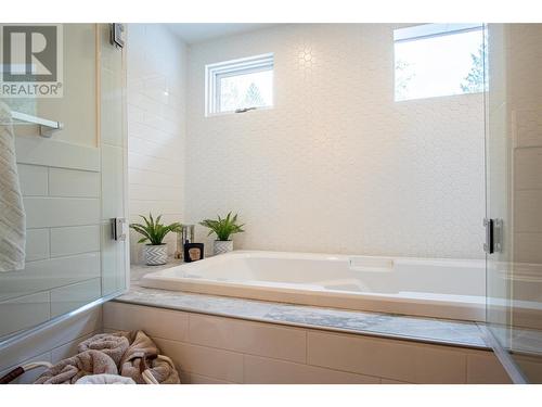 12474 Greystokes Road, Kelowna, BC - Indoor Photo Showing Bathroom