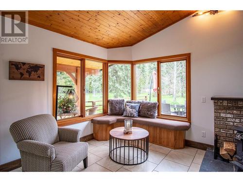 12474 Greystokes Road, Kelowna, BC - Indoor Photo Showing Living Room With Fireplace