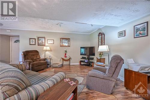 5790 Wood Duck Drive, Osgoode, ON - Indoor Photo Showing Living Room