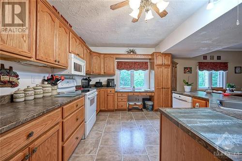 5790 Wood Duck Drive, Osgoode, ON - Indoor Photo Showing Kitchen