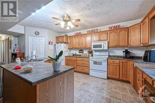 5790 Wood Duck Drive, Ottawa, ON - Indoor Photo Showing Living Room