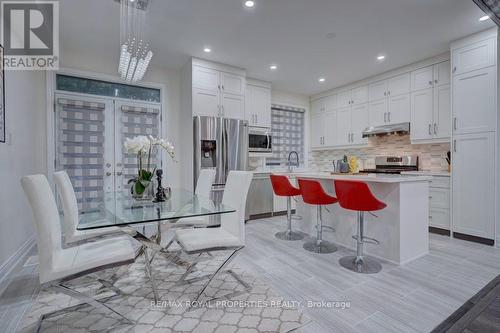 434 Pharmacy Avenue, Toronto (Clairlea-Birchmount), ON - Indoor Photo Showing Kitchen With Upgraded Kitchen