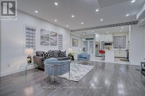 434 Pharmacy Avenue, Toronto (Clairlea-Birchmount), ON - Indoor Photo Showing Living Room