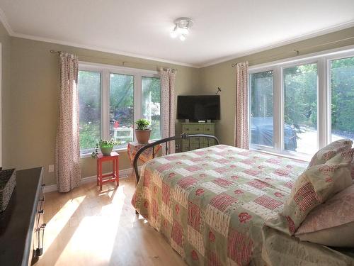 Intergenerational - 5 Rue St-Jude, Lac-Brome, QC - Indoor Photo Showing Bedroom