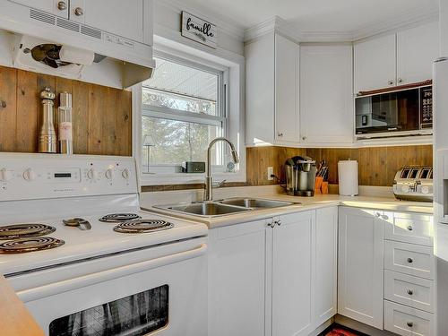 Cuisine - 95 Ch. Chisholm, Lac-Des-Seize-Îles, QC - Indoor Photo Showing Kitchen With Double Sink