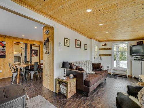 Living room - 95 Ch. Chisholm, Lac-Des-Seize-Îles, QC - Indoor Photo Showing Living Room