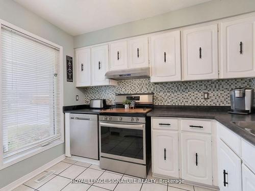 1039 Blairholm Ave, Mississauga, ON - Indoor Photo Showing Kitchen