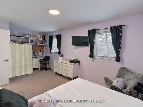 1039 Blairholm Ave, Mississauga, ON - Indoor Photo Showing Bedroom