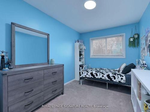 1039 Blairholm Ave, Mississauga, ON - Indoor Photo Showing Bedroom