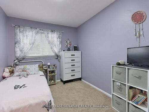 1039 Blairholm Ave, Mississauga, ON - Indoor Photo Showing Bedroom