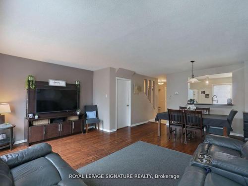 1039 Blairholm Ave, Mississauga, ON - Indoor Photo Showing Living Room