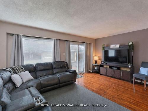 1039 Blairholm Ave, Mississauga, ON - Indoor Photo Showing Living Room