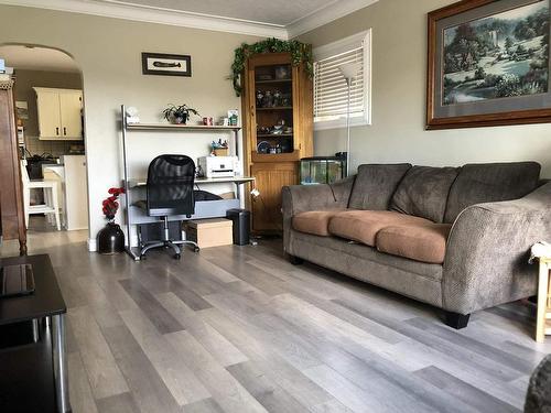 155 Prospect Avenue, Thunder Bay, ON - Indoor Photo Showing Living Room