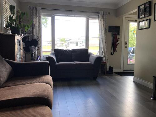 155 Prospect Avenue, Thunder Bay, ON - Indoor Photo Showing Living Room