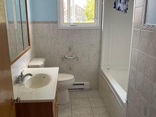 208 Quebec Street, Schreiber, ON - Indoor Photo Showing Bathroom