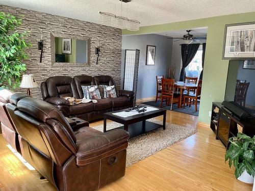 22 Stevens Avenue, Marathon, ON - Indoor Photo Showing Living Room