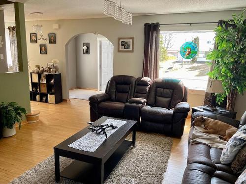 22 Stevens Avenue, Marathon, ON - Indoor Photo Showing Living Room