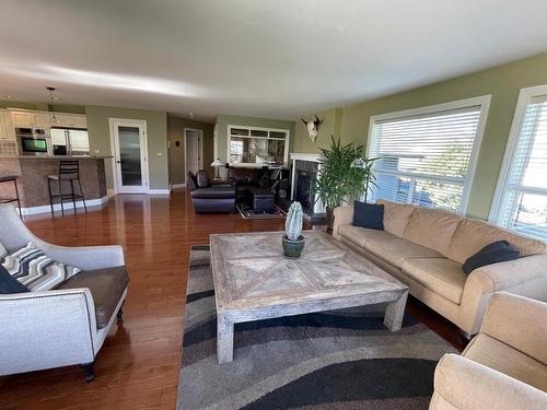 1491 Pine Cres, Kamloops, BC - Indoor Photo Showing Living Room