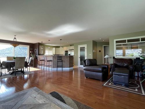 1491 Pine Cres, Kamloops, BC - Indoor Photo Showing Living Room