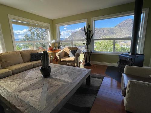 1491 Pine Cres, Kamloops, BC - Indoor Photo Showing Living Room