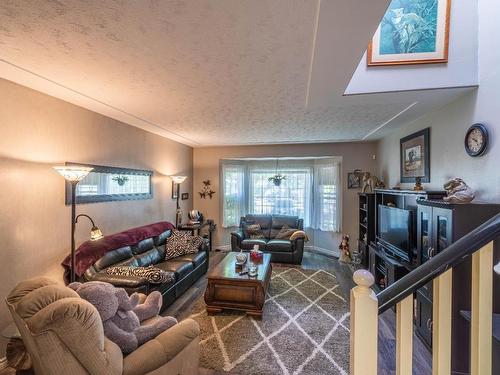 1833 Parkcrest Ave, Kamloops, BC - Indoor Photo Showing Living Room