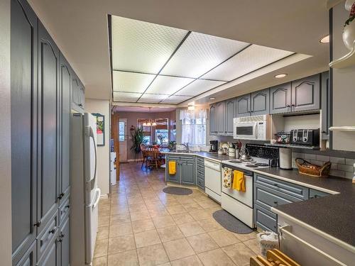 1833 Parkcrest Ave, Kamloops, BC - Indoor Photo Showing Kitchen