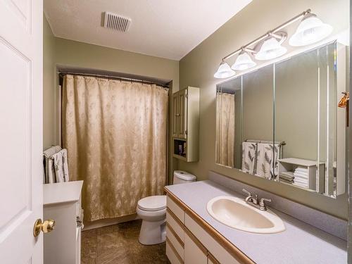 1833 Parkcrest Ave, Kamloops, BC - Indoor Photo Showing Bathroom