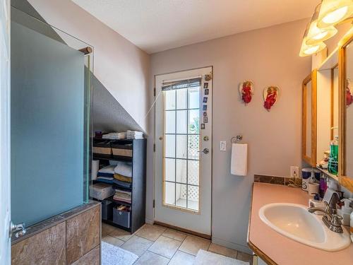 1833 Parkcrest Ave, Kamloops, BC - Indoor Photo Showing Bathroom