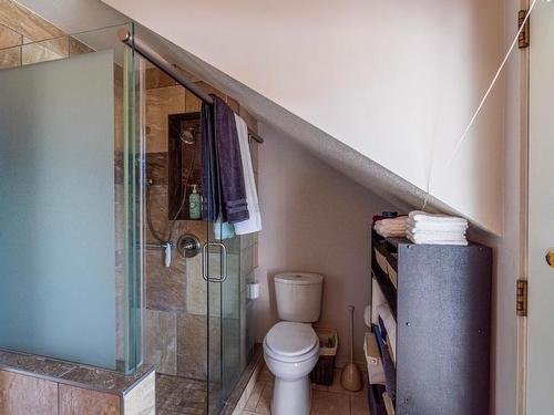 1833 Parkcrest Ave, Kamloops, BC - Indoor Photo Showing Bathroom