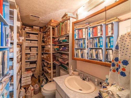 1833 Parkcrest Ave, Kamloops, BC - Indoor Photo Showing Bathroom